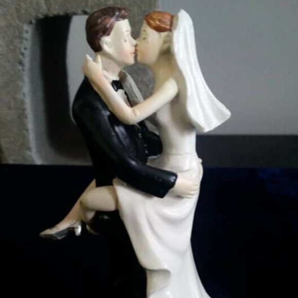 Romantic Kiss Bride Groom True Love Wedding Party Cake Topper Figurine NEW - Picture 2 of 3